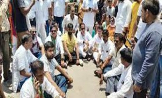 धरने पर बैठे कांग्रेस के लोकसभा प्रत्याशी विकास उपाध्याय ,बीजेपी पर लगाया आचार संहिता उल्लंघन का आरोप