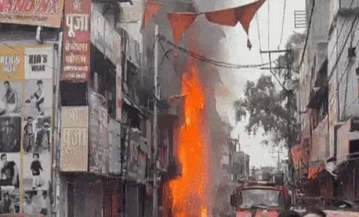 दुकानों में लगी भीषण आग, दूर तक दिखी लपटें, मौके पर फायर ब्र... - CG Sandesh