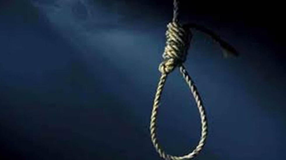 हत्या या आत्महत्या : घर के बाड़ी में फंदे से लटकती मिली अज्ञा... - CG Sandesh