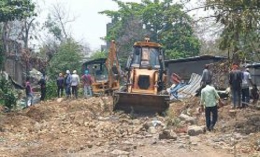 बेबीलॉन इंटरनेशनल के खिलाफ नगर निगम ने बड़ी कार्रवाई, नालेपर किये गए कब्जे को निगम ने बुलडोजर चलाकर किया ध्वस्त
