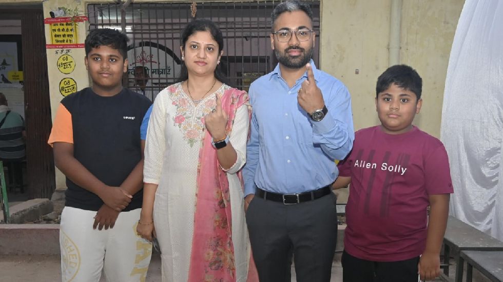 अतिरिक्त मुख्य निर्वाचन पदाधिकारी नीलेश क्षीरसागर ने अपनी धर... - CG Sandesh