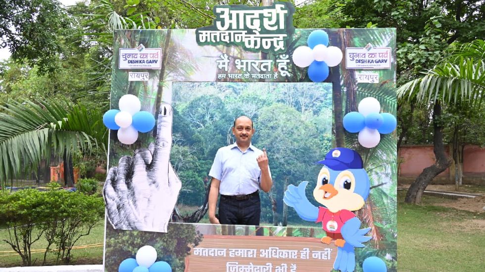 अधिकारियों ने किया अपने मताधिकार का प्रयोग - CG Sandesh