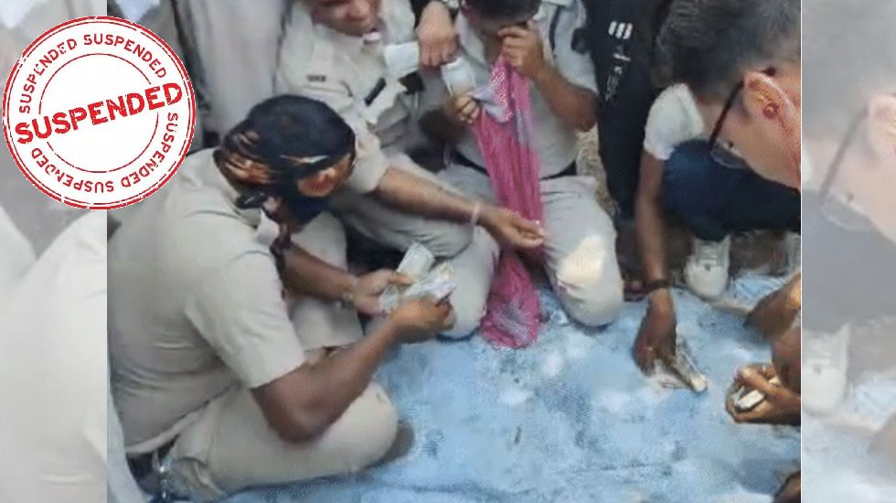 चुनाव ड्यूटी में आए पुलिसकर्मी लगा रहे थे जुए में दाव, 2 सस्... - CG Sandesh