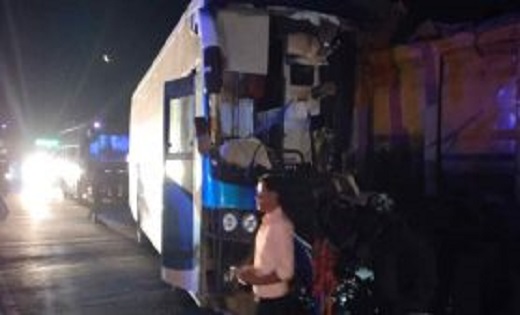 CG Accident: तेज रफ्तार बस ने हाइवे में खड़ी ट्रेलर को मारी ट... - CG Sandesh