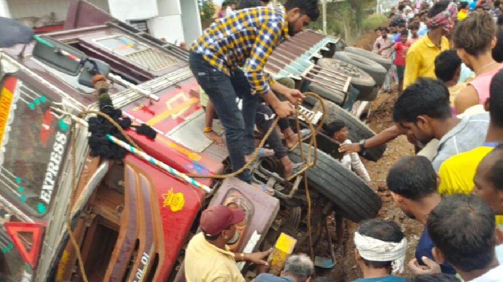 CG : मजदूरों के ऊपर पलटी ट्रक, एक की मौत, कई घायल - CG Sandesh