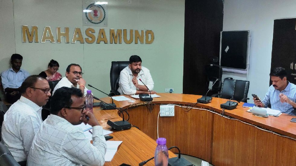 महासमुंद : कलेक्टर ने ली समय-सीमा की बैठक - CG Sandesh