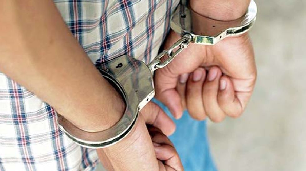 सरायपाली : पुजारीपाली एवं छिबर्रा के बीच 10 लीटर महुआ शराब क... - CG Sandesh