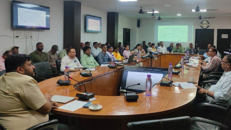 महासमुंद : समय-सीमा की बैठक में कलेक्टर ने अधिकारियों को दिए... - CG Sandesh