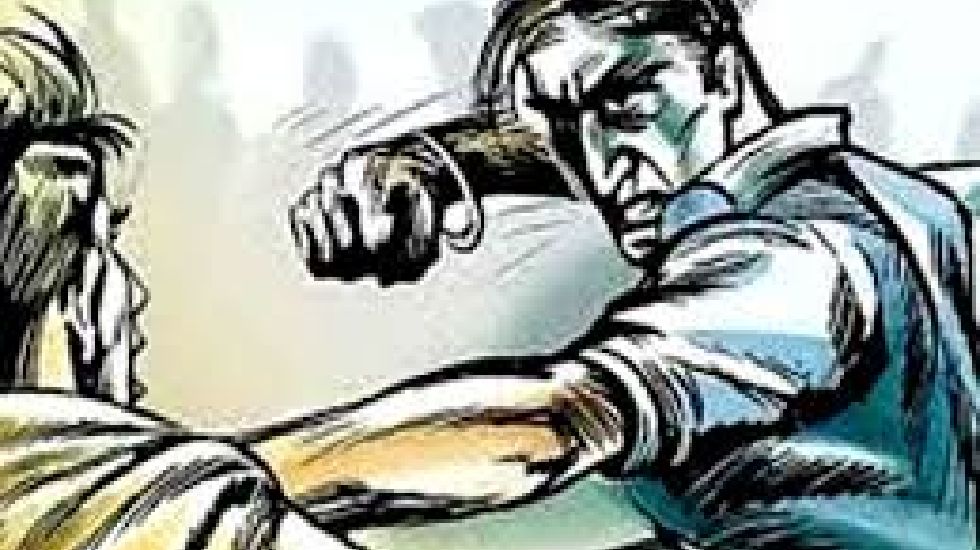 पिथौरा : घर से लाकर खेल मैदान में बेल्ट व कांच के बॉटल से की... - CG Sandesh