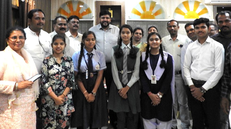 महासमुंद : कलेक्टर ने 10वीं एवं 12वीं के मेधावी छात्र-छात्रा... - CG Sandesh