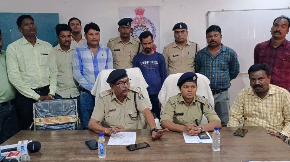 महासमुंद : प्रेमी के साथ मिलकर पत्नी ने की पति की हत्या, फिल... - CG Sandesh