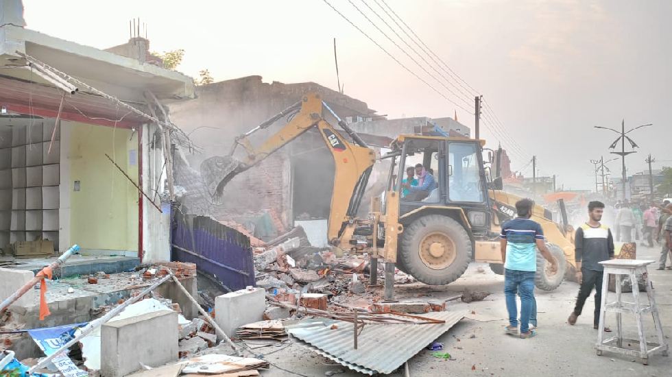बसना : अतिक्रमण हटाने पहुंची राजस्व विभाग की टीम के साथ अतिक... - CG Sandesh