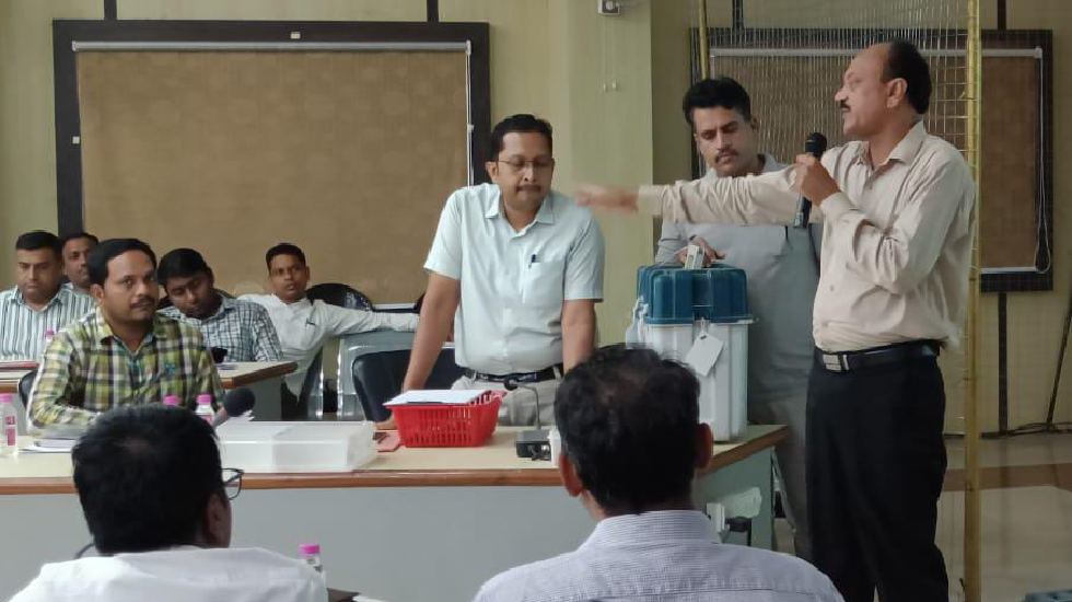 महासमुंद : मतगणना कार्य में संलग्न अधिकारियों को मतगणना प्रक... - CG Sandesh