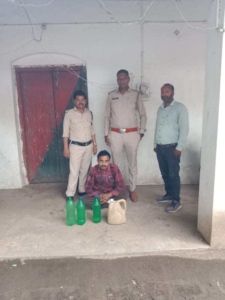 महासमुंद : आबकारी वृत्त बसना के द्वारा 11 लीटर महुआ मदिरा जप... - CG Sandesh
