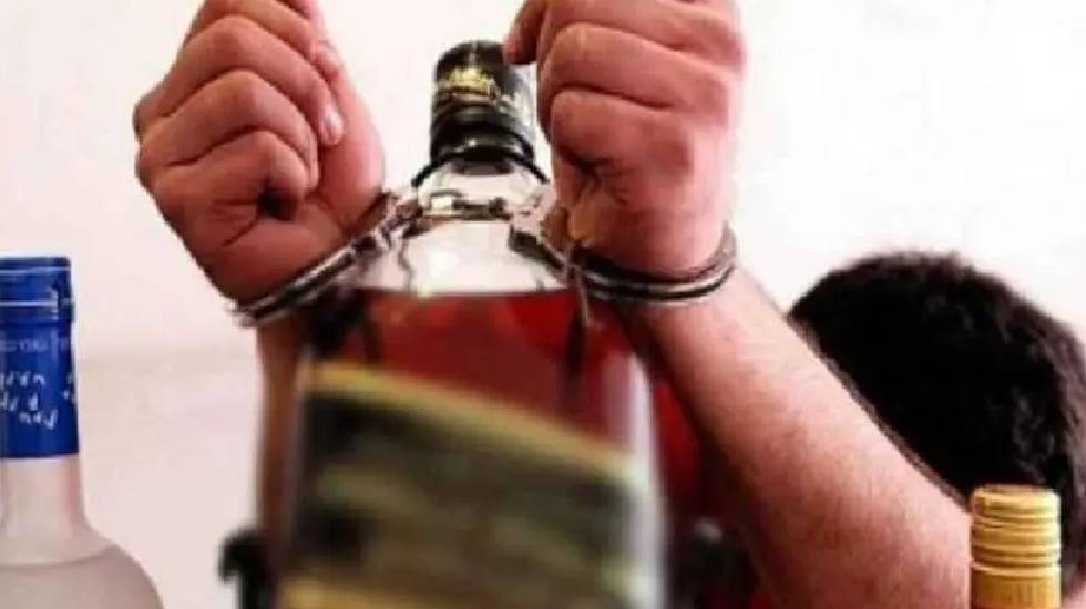बसना : सिंघनपुर चौक के पास पुलिस ने जप्त की 15 लीटर महुआ शरा... - CG Sandesh