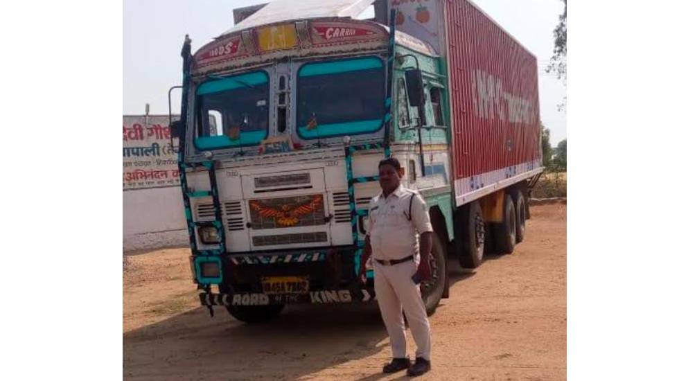 पटेवा पुलिस ने मवेशियो से लदी एक कंटेनर को पकड़ा, कंटेनर सिग... - CG Sandesh
