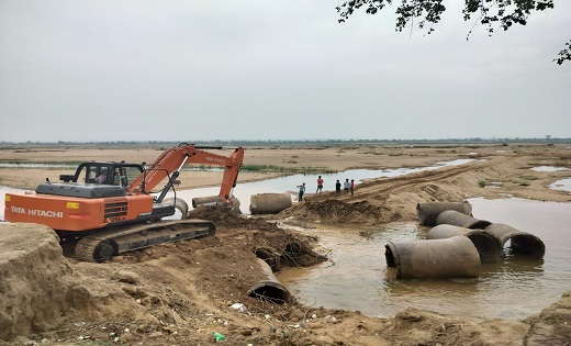 विधायक संदीप के दबाव से मोहान घाट पहुंचा प्रशासन की टीम रेत ... - CG Sandesh