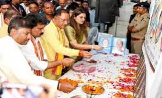 कवर्धा पिकअप हादसे में जान गंवाने वालों के परिजनों से मिले स... - CG Sandesh