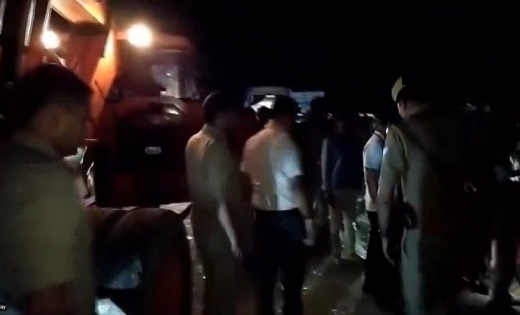 भीषण बस हादसा: श्रद्घालुओं से भरी बस पर ट्रक पलटा, 11 लोगोँ ... - CG Sandesh
