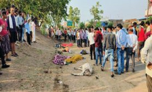 भीषण सड़क हादसा : सड़क किनारे खड़े लोगों को ट्रक ने कुचला, 4 लो... - CG Sandesh