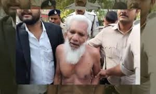 कोर्ट के फैसले से नाराज आरोपी ने जज पर फेंकी जूतों की माला - CG Sandesh