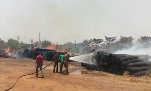 इलेक्ट्रिक स्कूटी में लगी आग...भारी मात्रा में रखी लकड़ियां जलकर खाक