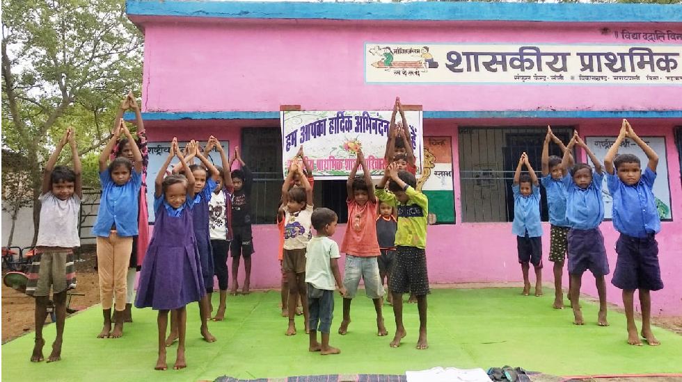 सरायपाली : सिरशोभा के बच्चों ने किया सूर्य नमस्कार - CG Sandesh