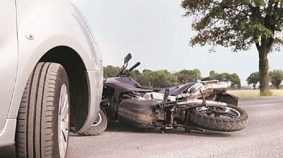 महासमुंद : कार की ठोकर से सड़क पर गिरे बाइक सवारों को छोटा हा... - CG Sandesh