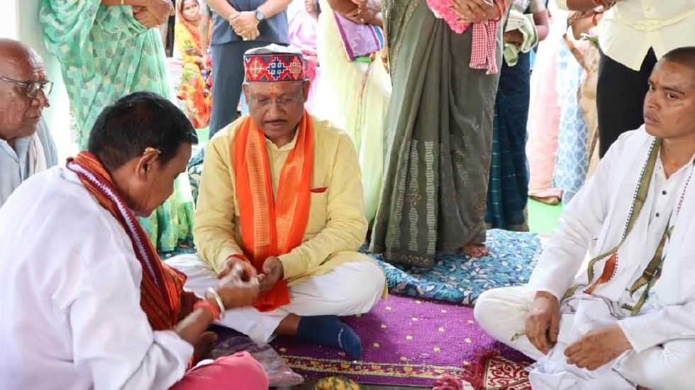 मुख्यमंत्री साय अपने चचेरे भाई नरेश चन्द्र साय के दशगात्र का... - CG Sandesh