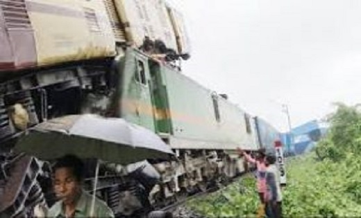 ट्रैक पर खड़ी थी कंचनजंगा एक्सप्रेस, पीछे से मालगाड़ी ने मार... - CG Sandesh