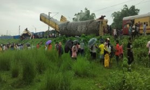 Breaking: कंचनजंगा एक्सप्रेस को मालगाड़ी ने पीछे से मारी टक्... - CG Sandesh