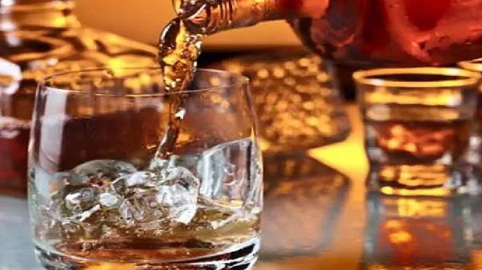 तुमगांव : झोपड़ी में शराब पीने की सुविधा उपलब्ध कराते गिरफ्ता... - CG Sandesh