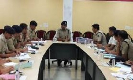 रायपुर SSP ने ली अधिकारियों और थाना प्रभारियों की बैठक, गौ तस्करों पर कार्रवाई समेत महादेव एप और चिटफंड के पेंडिंग प्रकरणों में तेजी लाने के दिए निर्देश