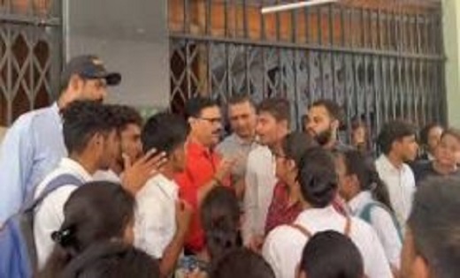 रविवि ने फिर की गड़बड़ी, BA LLB के एग्जाम में बांट दिया गलत पेपर, छात्रों ने किया हंगामा