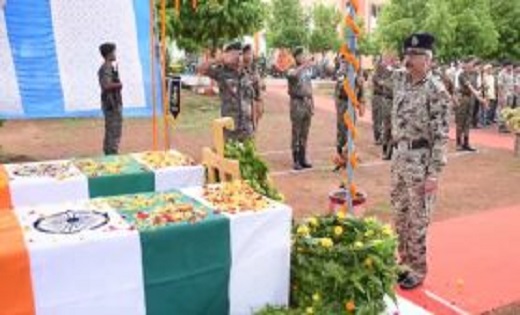 DGP और CRPF अधिकारियों ने शहीद जवानों को दी श्रद्धांजलि, कल ... - CG Sandesh