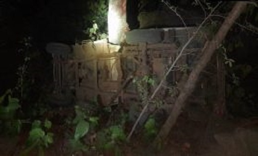 देर रात सीएएफ का वाहन पलटने से हुआ बड़ा हादसा, दो सुरक्षाकर्म... - CG Sandesh