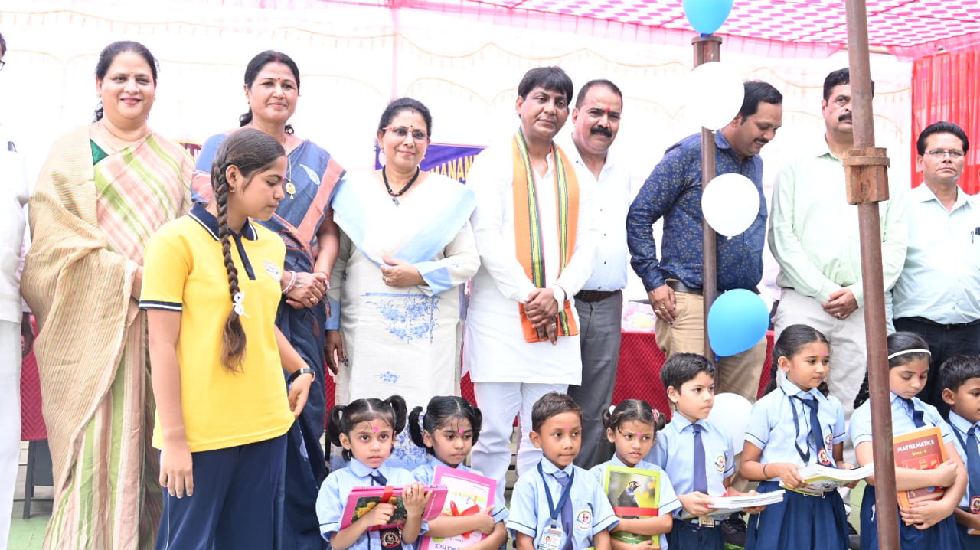 महासमुंद : स्कूल के पहले दिन बच्चों को मिठाई खिलाकर किया गया... - CG Sandesh