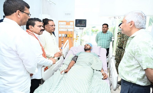 CM साय और उप मुख्यमंत्री विजय शर्मा ने नक्सली मुठभेड़ में घायल जवानों से की मुलाकात, डॉक्टरों को बेहतर इलाज के दिए निर्देश