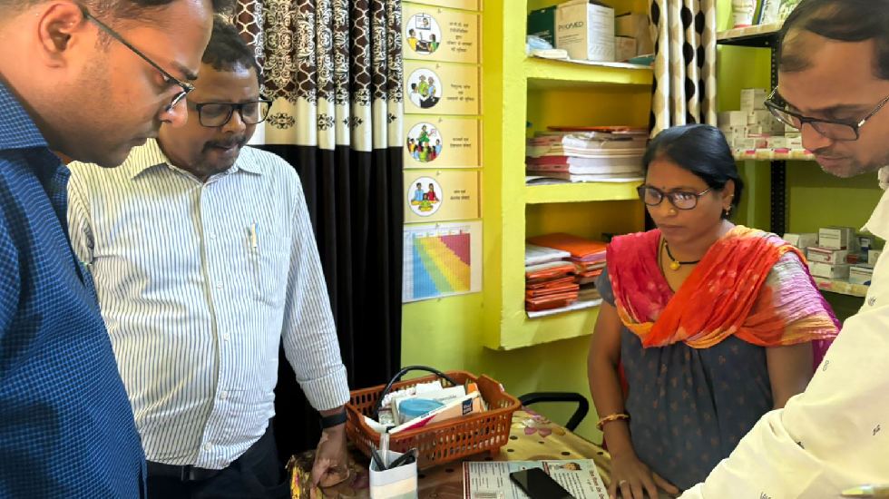 महासमुंद : अपर मुख्य सचिव पिंगुआ ने स्वास्थ्य केन्द्रों, ड्र... - CG Sandesh