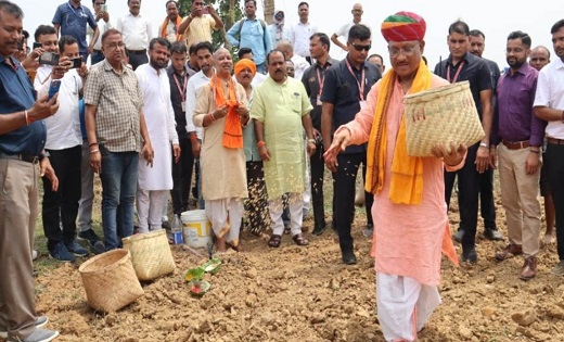 किसान की भूमिका में दिखे सीएम साय, बगिया में अपने खेतों में बीज का छिड़काव कर खेती-किसानी का किया शुभारंभ