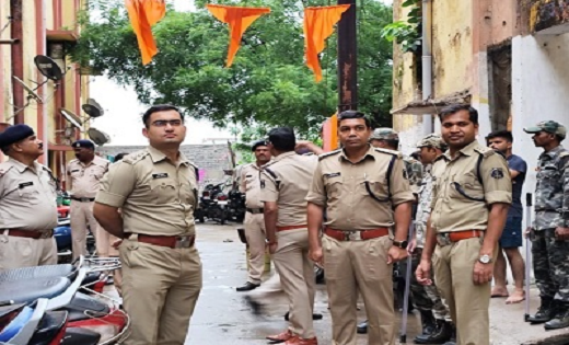 100 सदस्यीय पुलिस टीम अचानक पहुंची बीएसयूपी कॉलोनी, जानिए फिर क्या हुआ...पढ़िए खबर