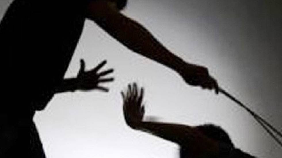महासमुंद : झोपड़ी में लगे आग का वीडियो बना रहे युवक की बांस क... - CG Sandesh