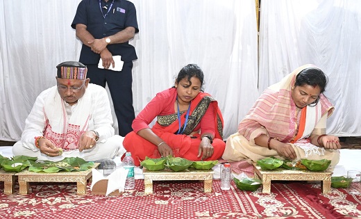 …जब मुख्यमंत्री ने स्वच्छता दीदी के साथ खाया खाना, गरमी देखत... - CG Sandesh