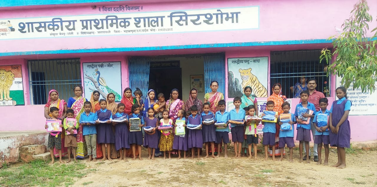 सरायपली : शासकीय प्राथमिक शाला सिरशोभा में तिलक चंदन कर पुष्... - CG Sandesh