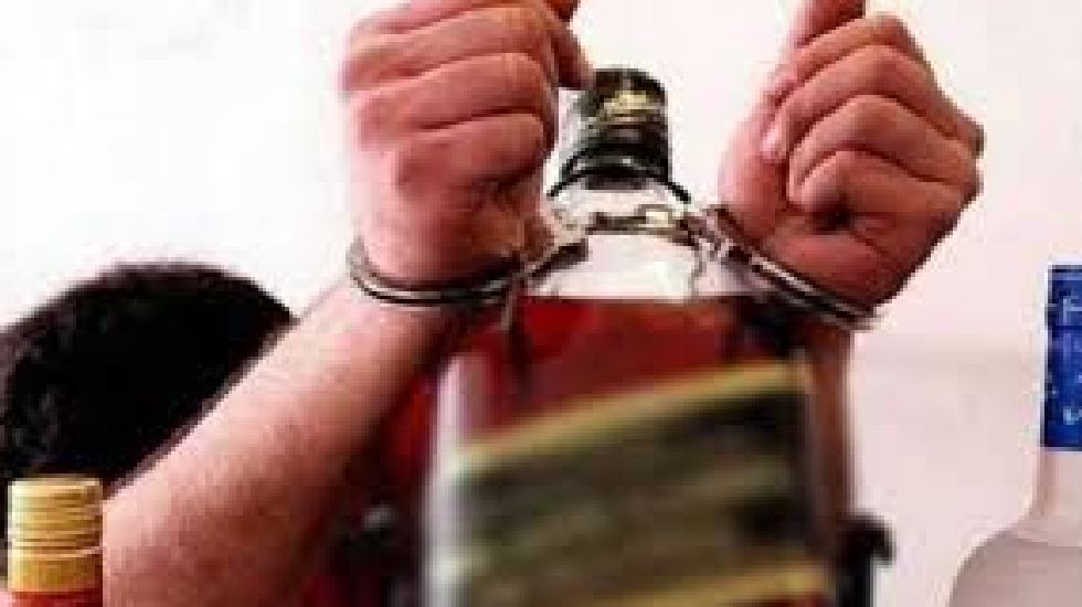 सरायपाली : महुआ शराब रखकर ग्राहक तलाशते आरोपी को पुलिस ने दब... - CG Sandesh