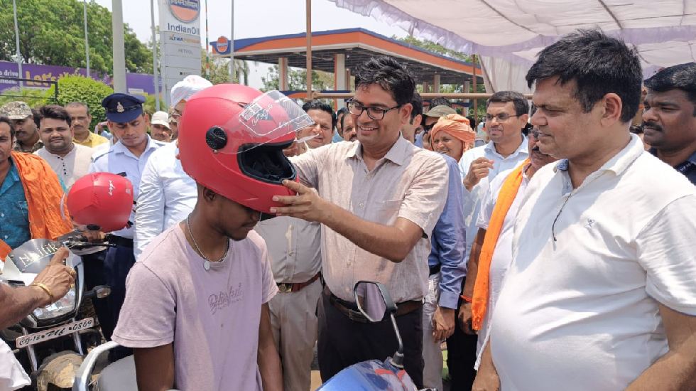 सड़क दुर्घटनाओं में जान जाने का बड़ा कारण बिना हेलमेट के गाड़ी ... - CG Sandesh