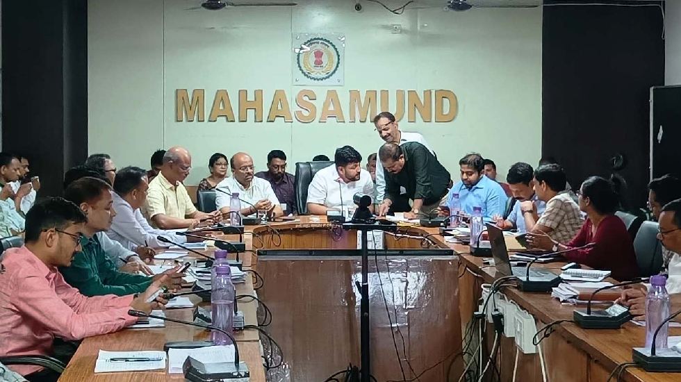 महासमुंद : कलेक्टर ने साप्ताहिक समय-सीमा की बैठक में अधिकारि... - CG Sandesh