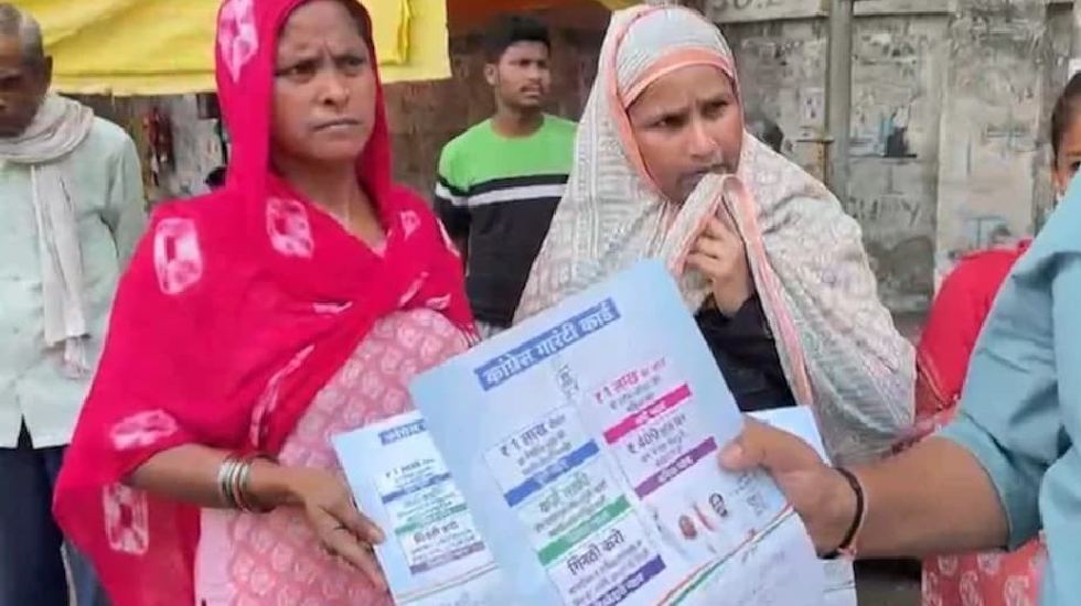 ‘खटाखट’ वाला पैसा लेने कांग्रेस दफ्तर पहुंची महिलाएं... - CG Sandesh