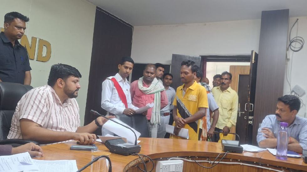 महासमुंद : कलेक्टर ने आवेदकों की समस्याओं और शिकायतों का समय... - CG Sandesh