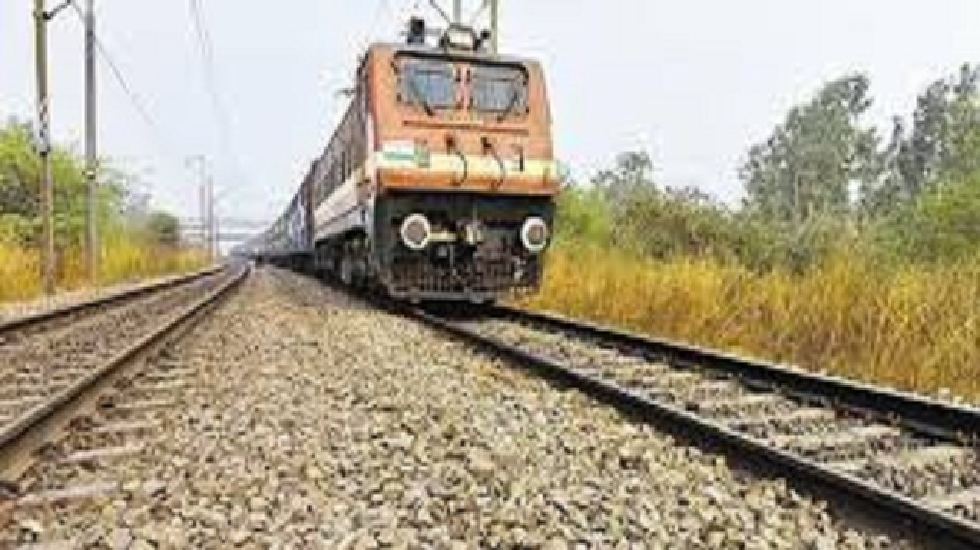 कर्मचारी ने पत्नी और दो बच्चों के साथ ट्रेन के आगे लगाई छलां... - CG Sandesh